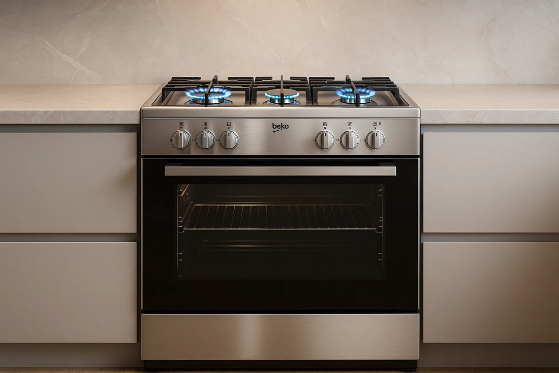 Cucina a gas Beko con fornelli accesi e forno integrato in design moderno