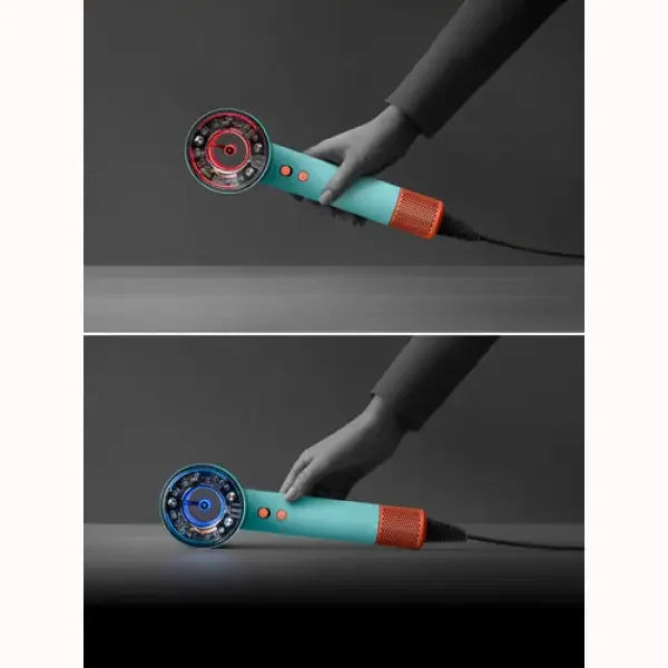 Asciugacapelli Dyson turchese con dettagli arancioni e pulsanti rossi mostrato in due angolazioni