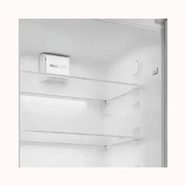 Interno bianco del frigorifero BEKO con ripiani in vetro trasparente e sistema di raffreddamento NeoFrost