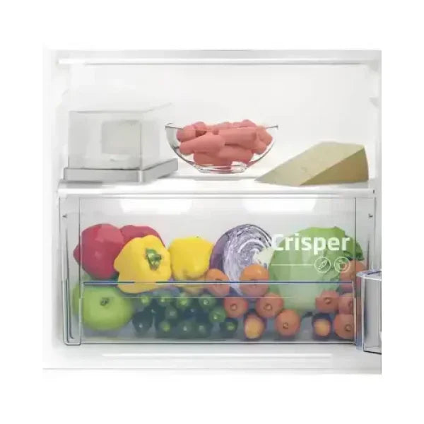 Interno di un Beko mini frigo con cassetto Crisper pieno di frutta e verdura fresca