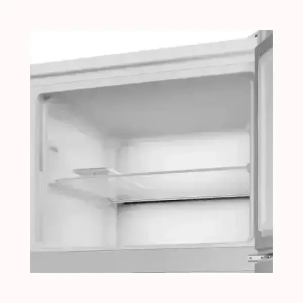 Interno vuoto del frigorifero BEKO con ripiani in vetro trasparente e design bianco