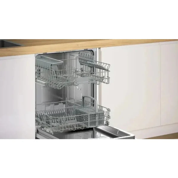 Lavastoviglie da incasso BOSCH con cestelli regolabili per una pulizia efficiente delle posate
