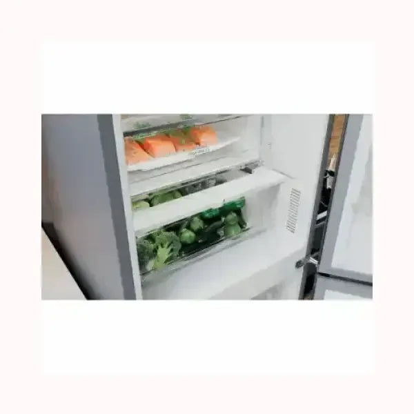 Interno di un frigo combinato Hotpoint con verdure fresche e confezioni di salmone