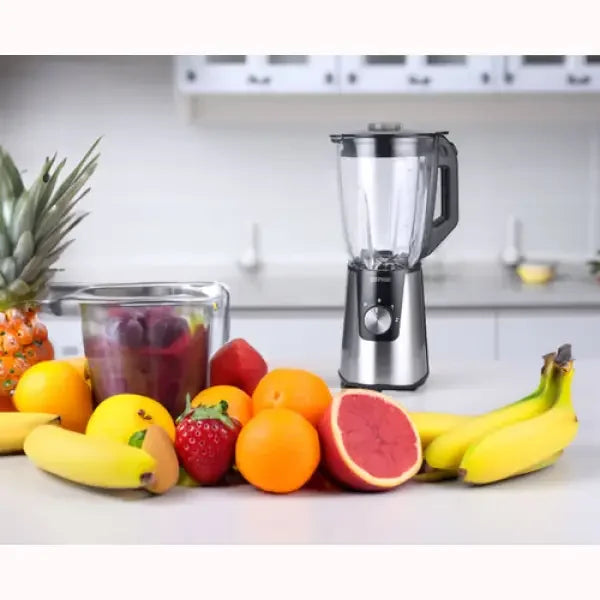 Frullatore Zephir in acciaio con frutta fresca mista su un piano cucina moderno