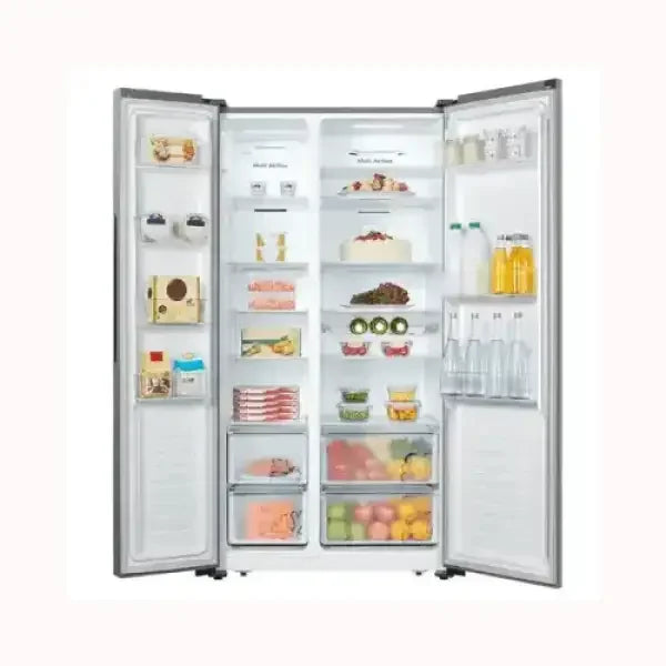 Frigorifero HISENSE con doppia porta aperta e ripiani pieni di cibi freschi e bevande