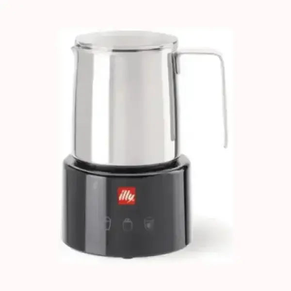Piccolo elettrodomestico illy per preparare cappuccino con corpo nero e brocca in acciaio inox