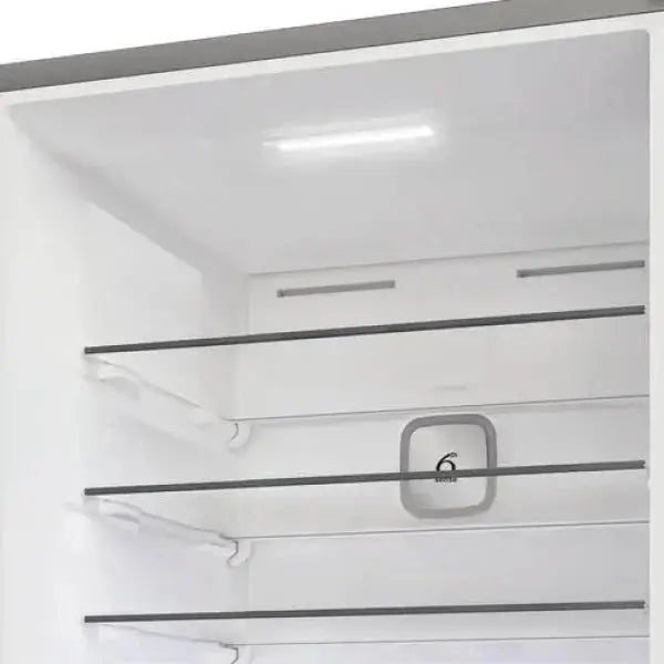 Interno vuoto di un frigorifero Whirlpool frigo combinato con ripiani regolabili in metallo