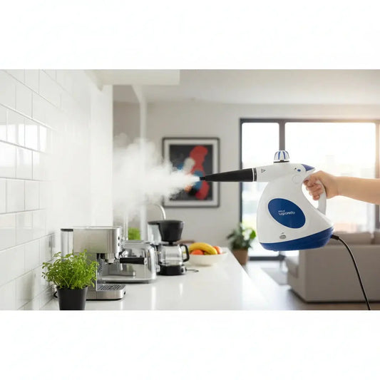 Polti Pulitore a Vapore in azione mentre pulisce una cucina moderna con piante sul piano di lavoro