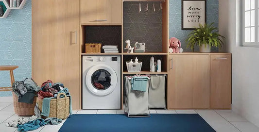 Come scegliere lavatrice Indesit in un ambiente lavanderia moderno con mobili in legno e cesto vestiti