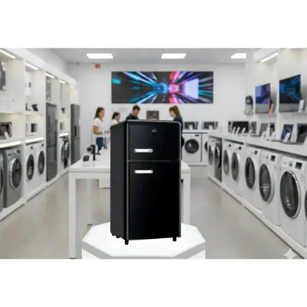 Frigorifero Monoporta DCG Nero in esposizione in un negozio moderno di elettrodomestici