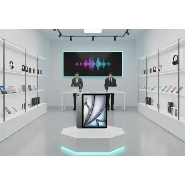 Apple iPad esposto in un negozio moderno con accessori e prodotti tecnologici sullo sfondo