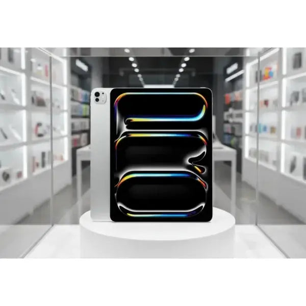 Apple iPad Pro con schermo luminoso in un'esposizione moderna e minimalista