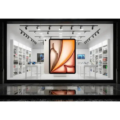 Vetrina moderna con Apple iPad in evidenza tra altri dispositivi elettronici