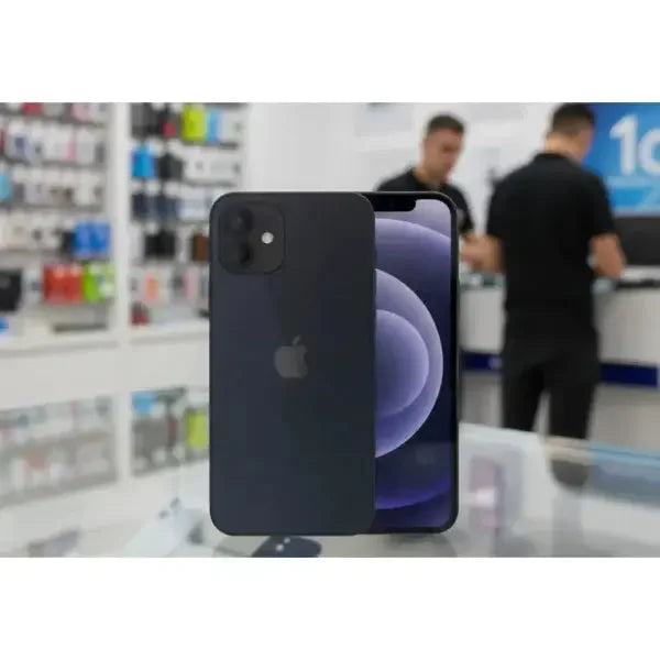 Apple iPhone 12 in colore nero con fotocamera posteriore e schermo frontale visibile in negozio