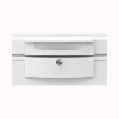 Dettaglio serratura congelatore BEKO bianco con maniglia e chiave di sicurezza