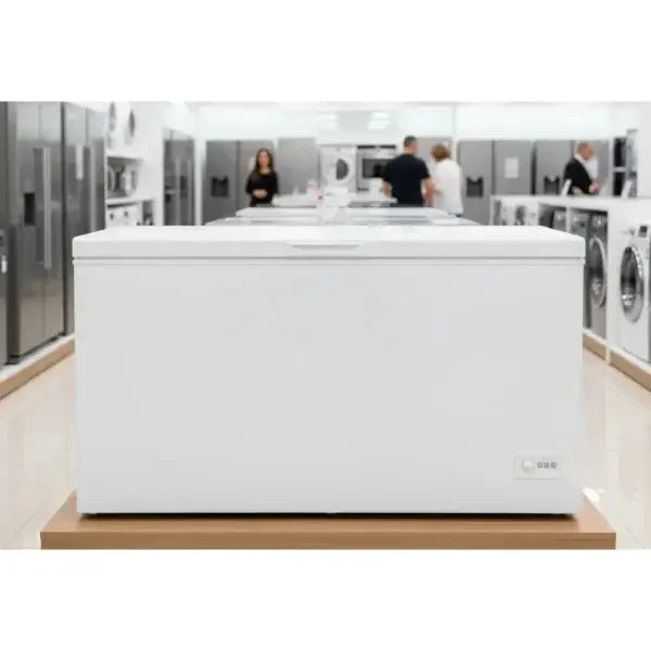 Congelatore BEKO bianco con ampio spazio interno per conservazione alimenti nel supermercato