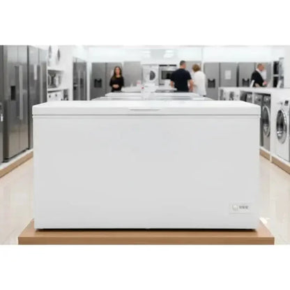 Congelatore BEKO bianco con ampio spazio interno per conservazione alimenti nel supermercato