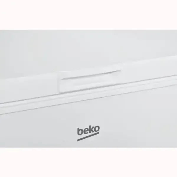 Dettaglio del logo Beko su congelatore bianco con design moderno e pulito Beko congelatore