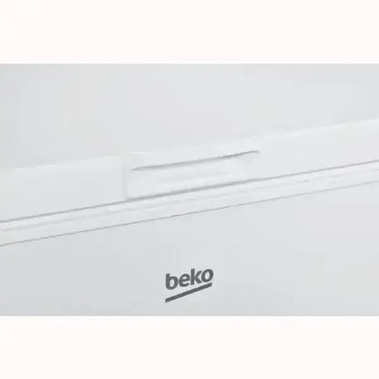 Dettaglio del logo Beko su congelatore bianco con design moderno e pulito Beko congelatore