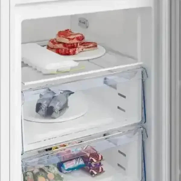 Interno di BEKO congelatore verticale con ripiani trasparenti e vari alimenti congelati