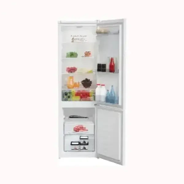 Frigorifero Beko bianco con porte aperte che mostrano ripiani e comparti interni ben organizzati