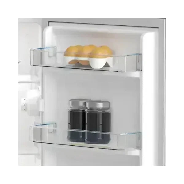 Interno del Beko mini frigo con ripiani porta uova e bottiglie in plastica trasparente