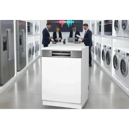 Lavastoviglie da incasso BOSCH in showroom con elettrodomestici e professionisti al lavoro