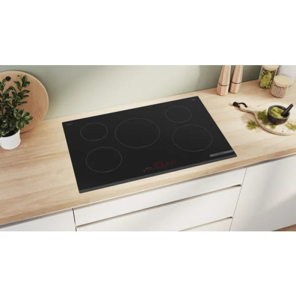 Piano cottura BOSCH in vetroceramica nero con cinque zone di cottura integrato in cucina moderna