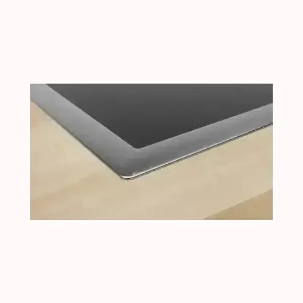 Piano cottura BOSCH in vetro nero con bordo in acciaio inox elegante montato su top in legno