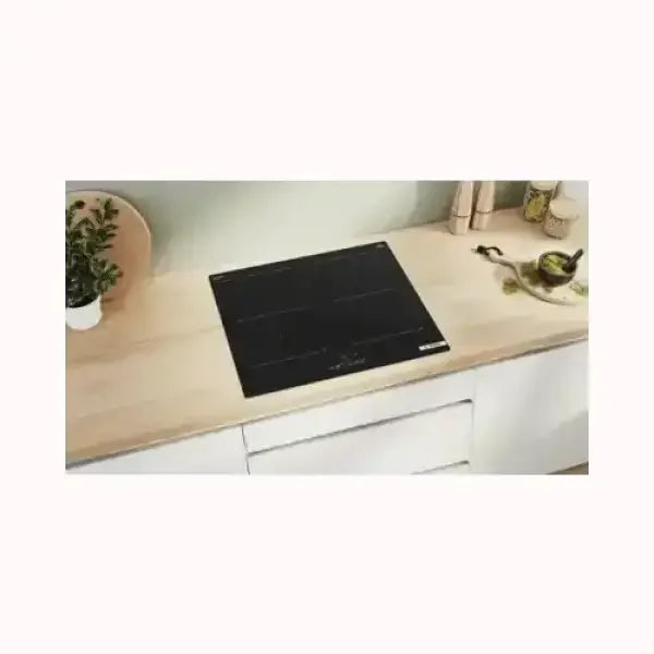 Piano cottura BOSCH nero a induzione integrato in cucina moderna con piano in legno chiaro