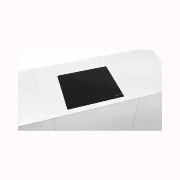 Piano cottura BOSCH nero a induzione incassato in un piano cucina bianco moderno