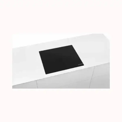 Piano cottura BOSCH nero a induzione incassato in un piano cucina bianco moderno