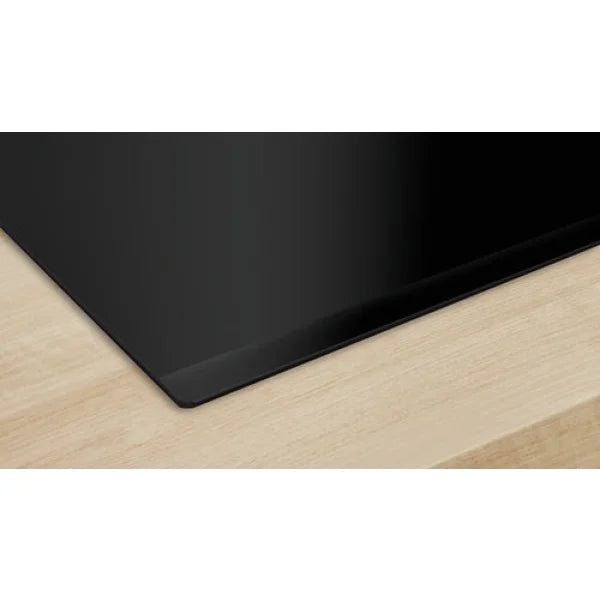 Piano cottura BOSCH nero con superficie liscia e design moderno installato su piano in legno chiaro