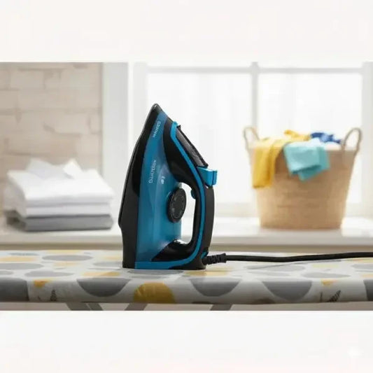 Ferro da Stiro Innoliving blu e nero sulla tavola da stiro con bucato pulito sullo sfondo