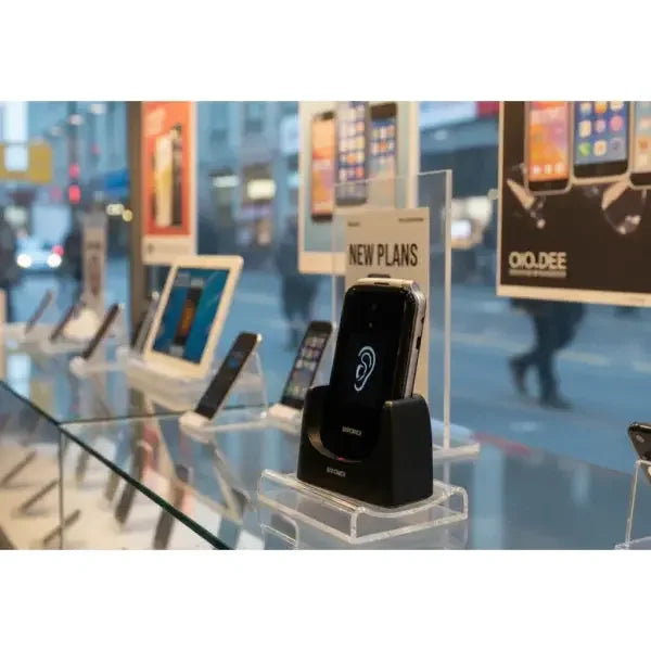 Telefono cellulare Brondi Amico in esposizione con stand dal design elegante per anziani