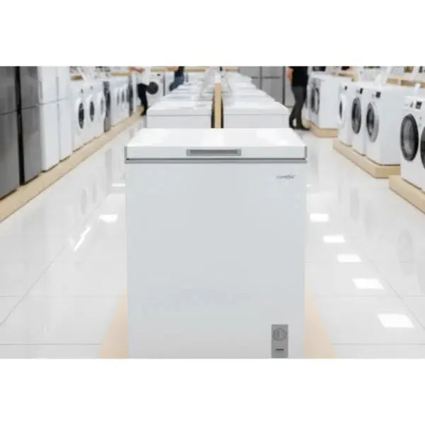 Congelatore a Pozzetto Comfee in bianco, ideale per congelare alimenti e ottimizzare lo spazio