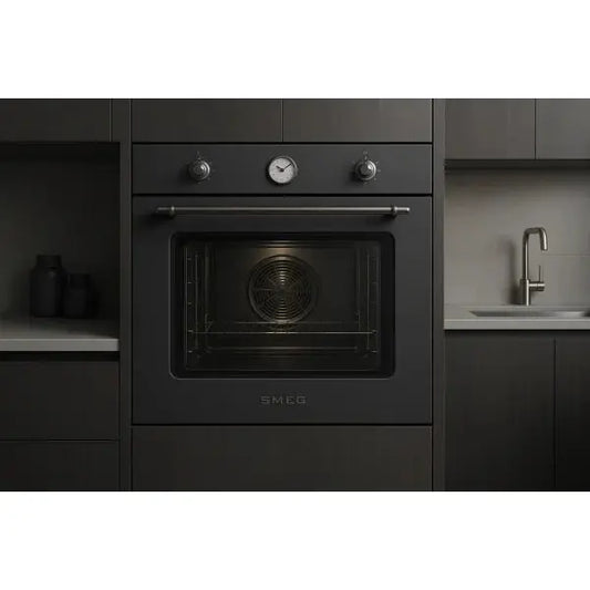 creare un'immagine rettangolare con sfondo cucina inserire immagine SMEG Forno Incasso Ventilato Cortina 70LT 60CM Antracite SF67C1AO senza scritte   