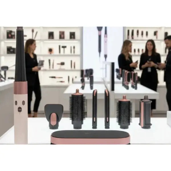 Set di accessori Dyson Airwrap per la creazione di acconciature perfette in un ambiente elegante