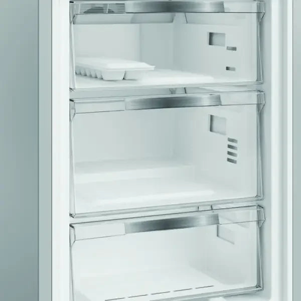 Interno del congelatore del frigo combinato Hotpoint con scomparti trasparenti per alimenti