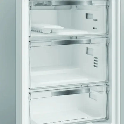 Interno del congelatore del frigo combinato Hotpoint con scomparti trasparenti per alimenti