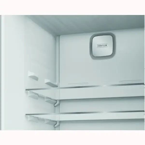 Interno di un frigo combinato Hotpoint con ripiani regolabili e sistema di flusso d'aria Even Flow