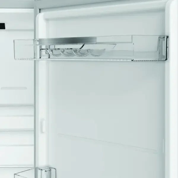 Interno di frigo combinato Hotpoint con ripiani trasparenti e porta uova integrato