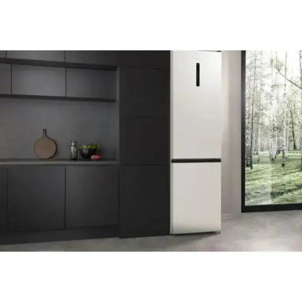 Frigorifero combinato Hisense bianco in una moderna cucina con vista su un bosco