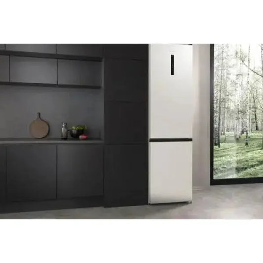 Frigorifero combinato Hisense bianco in una moderna cucina con vista su un bosco