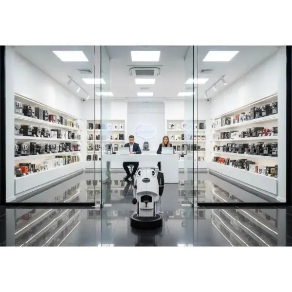 Macchina da caffè Didiesse Frog Baby esposta in un negozio moderno e luminoso