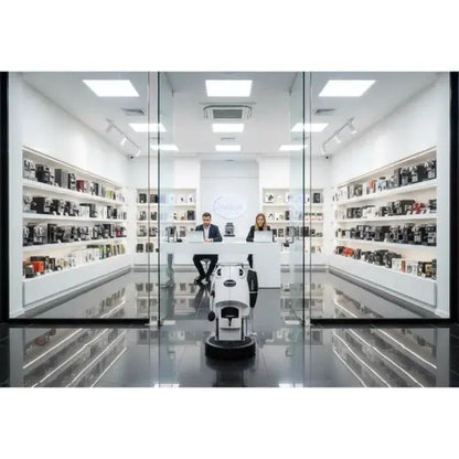 Negozio Didiesse con macchine da caffè Frog Baby in mostra su scaffali bianchi