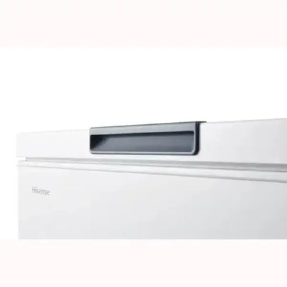 Dettaglio maniglia Hisense congelatore a pozzetto bianco con design semplice e moderno