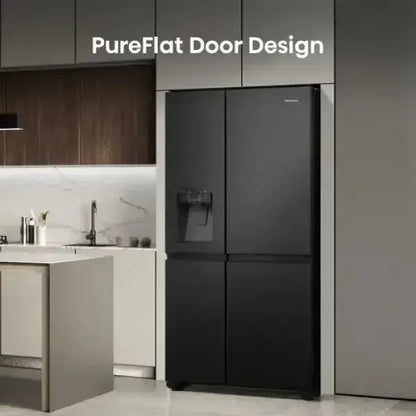 Hisense frigo side by side nero con design PureFlat Door e dispenser acqua in cucina moderna