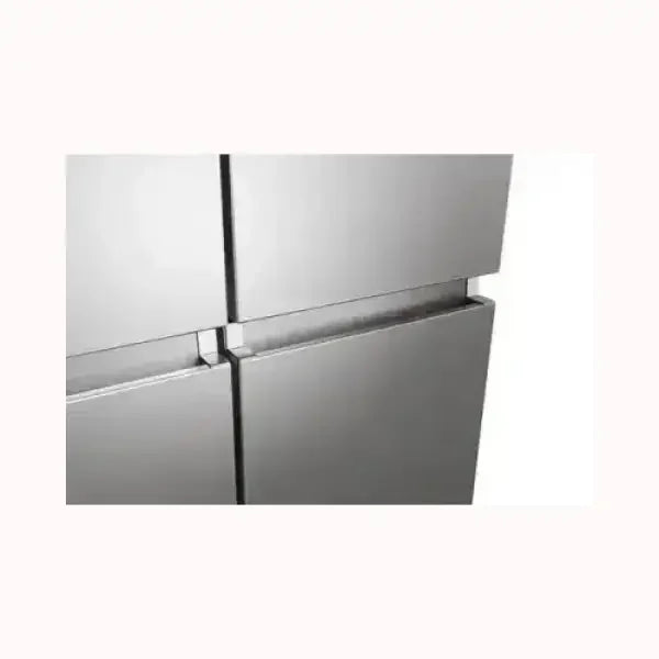 Dettaglio maniglia frigorifero HISENSE in acciaio inox moderno e minimalista
