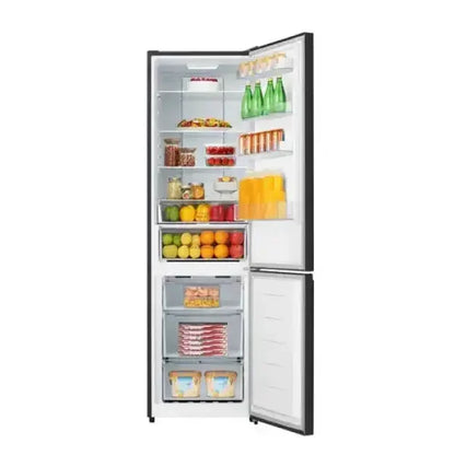Frigorifero HISENSE a due porte con congelatore inferiore aperto e interno organizzato con cibo e bevande